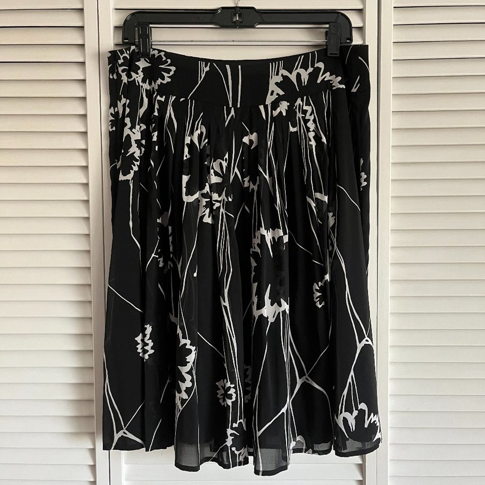 St. John Collection pleated skirt black & white floral size 12